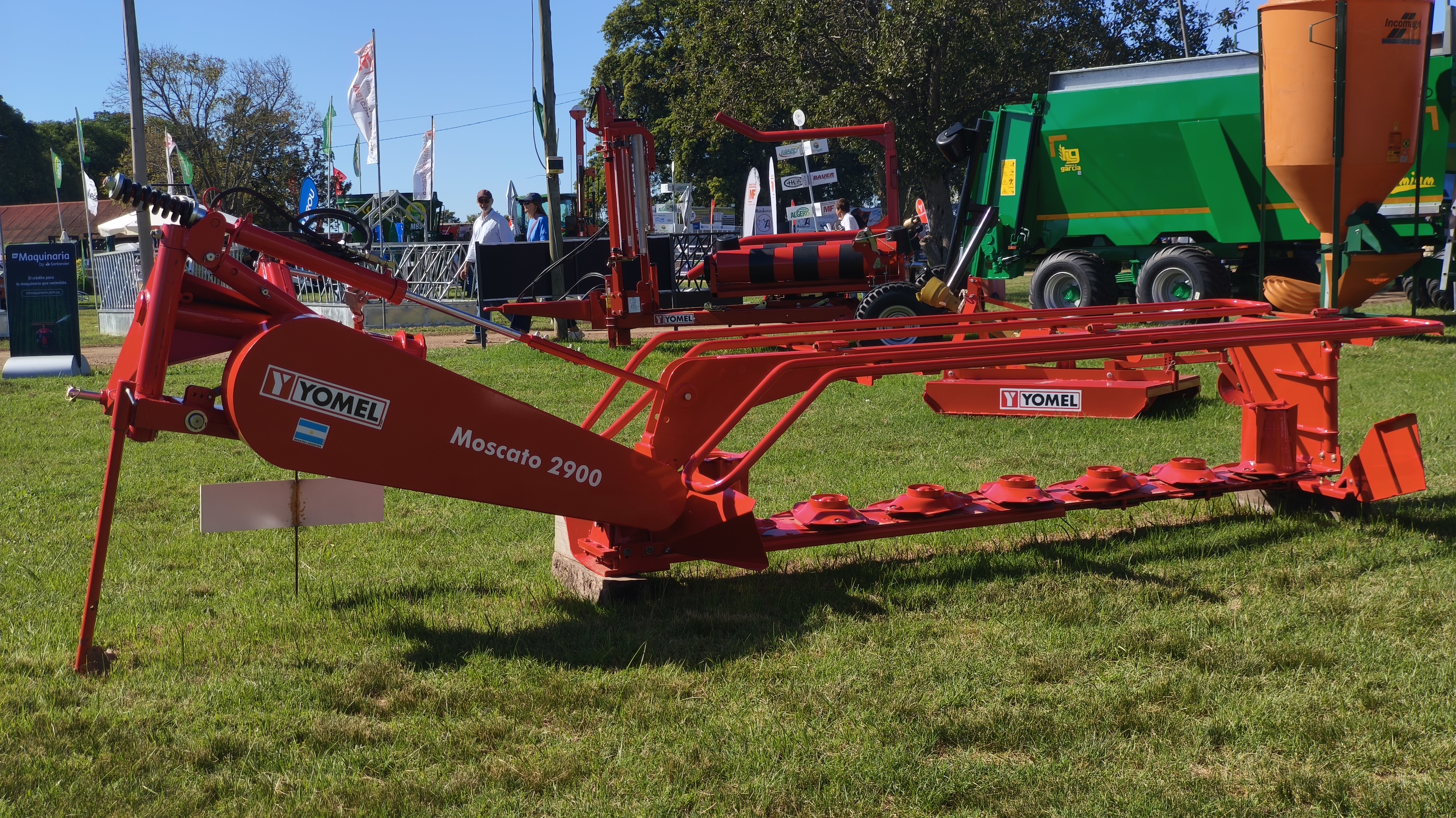Segadora YOMEL 2900 en campo